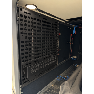 mattschwarzes_modulpanel_im_fahrzeuginneren
