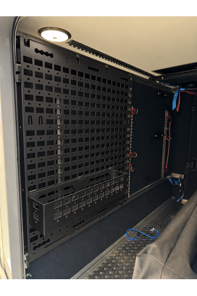 mattschwarzes_modulpanel_im_fahrzeuginneren